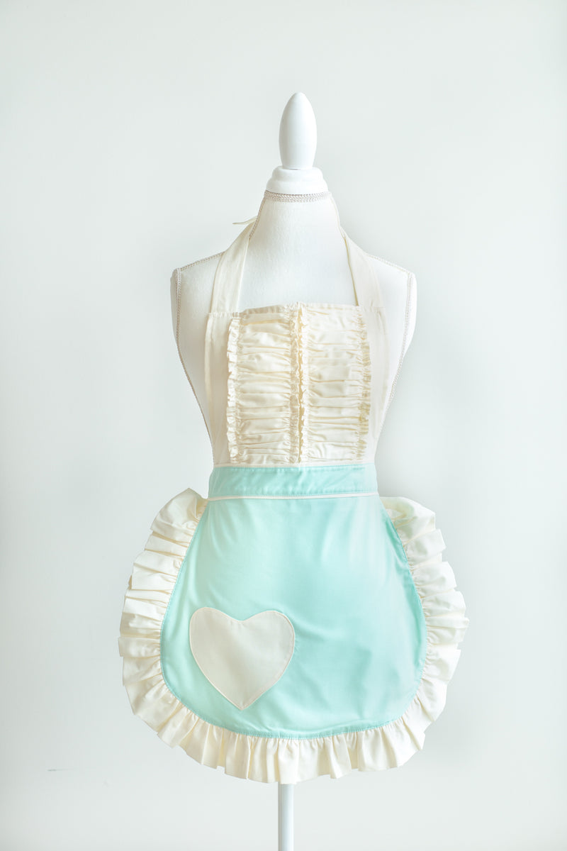 A Vintage darling apron in mint (spring vibes)