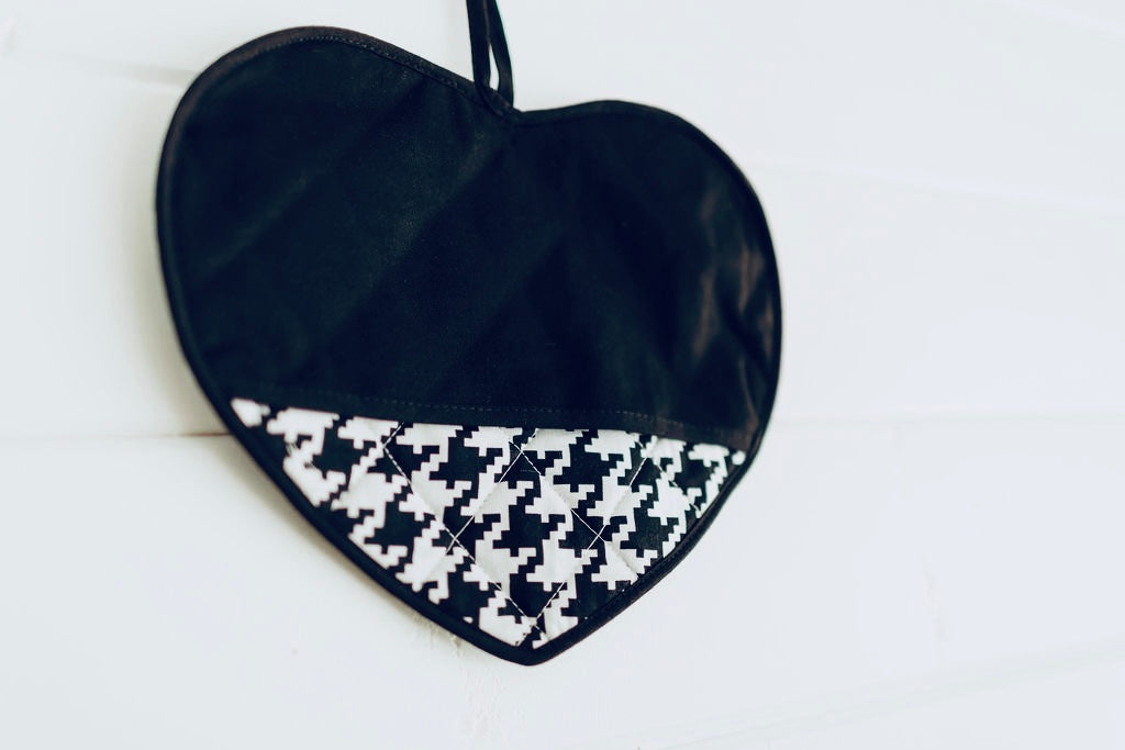 Houndstooth heart-shaped pot holder