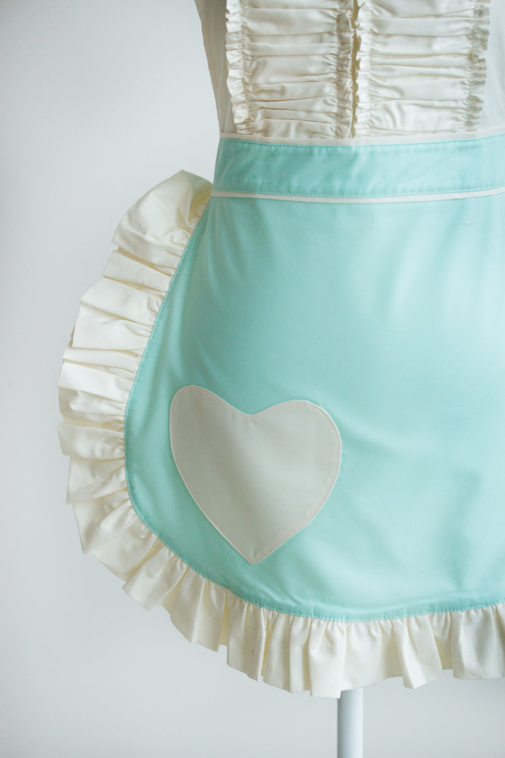 A Vintage darling apron in mint (spring vibes)